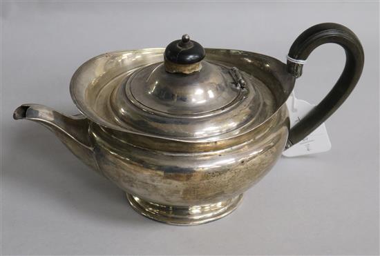 An Edwardian silver teapot